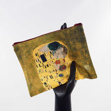 Cargar imagen en el visor de la galería, Bolsita &quot;El Beso&quot; de Gustav Klimt
