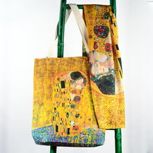 Cargar imagen en el visor de la galería, Bolso de tela &quot;El Beso&quot; de Gustav Klimt
