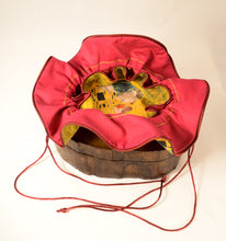 Cargar imagen en el visor de la galería, Joyero de Viaje &quot;El Beso&quot; Gustav Klimt
