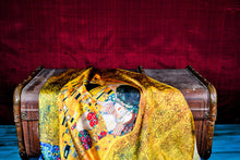 Cargar imagen en el visor de la galería, Pañuelo &quot;El Beso&quot; de Gustav Klimt
